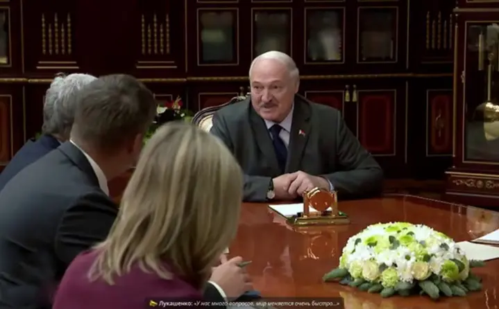 Александр Лукашенко за столом переговоров с представителями США в Минске, демонстративно лебезит и улыбается американской делегации во время обсуждения санкций и калийных поставок